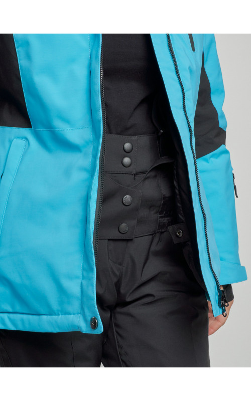 Женский горнолыжный костюм для зимних видов спорта.