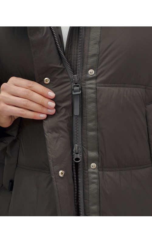 Длинный женский пуховик с капюшоном для зимы.