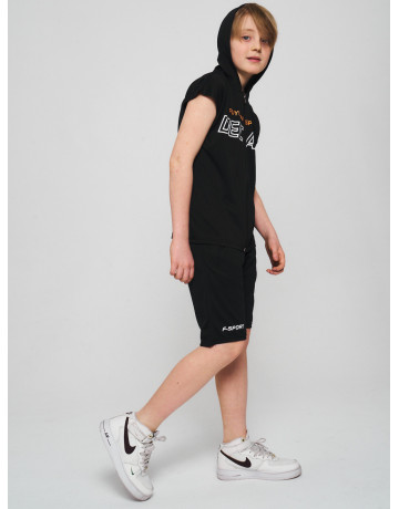 Летний спортивный костюм для мальчика: футболка с капюшоном и шорты с карманами.