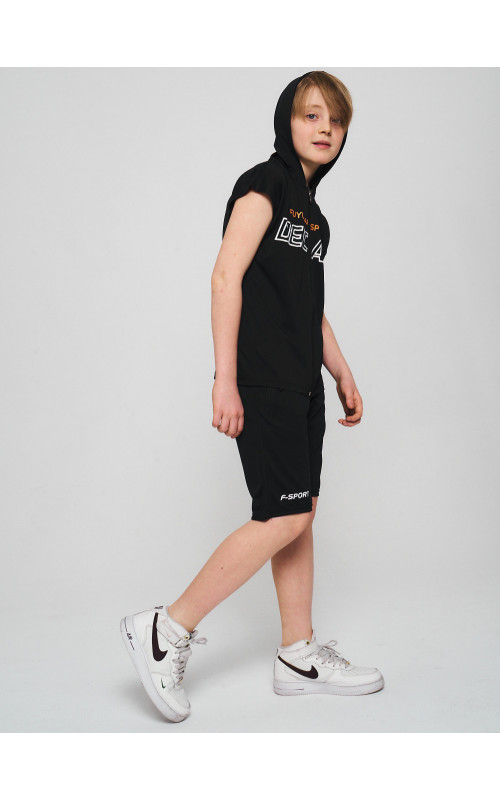 Летний спортивный костюм для мальчика: футболка с капюшоном и шорты с карманами.