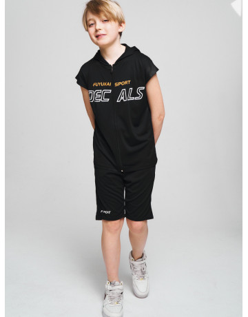 Летний спортивный костюм для мальчика: футболка с капюшоном и шорты с карманами.
