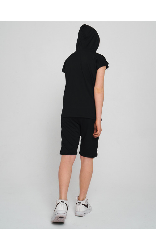 Летний спортивный костюм для мальчика: футболка с капюшоном и шорты с карманами.