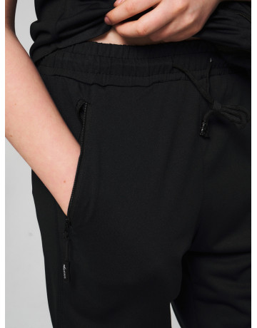 Летний спортивный костюм для мальчика: футболка с капюшоном и шорты с карманами.