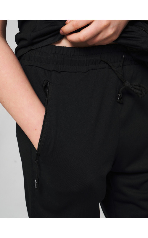 Летний спортивный костюм для мальчика: футболка с капюшоном и шорты с карманами.