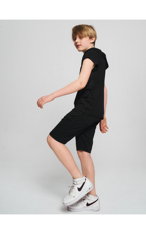 Летний спортивный костюм для мальчика: футболка с капюшоном и шорты с карманами.