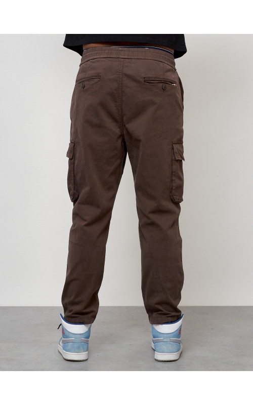 Мужские брюки зауженного кроя.