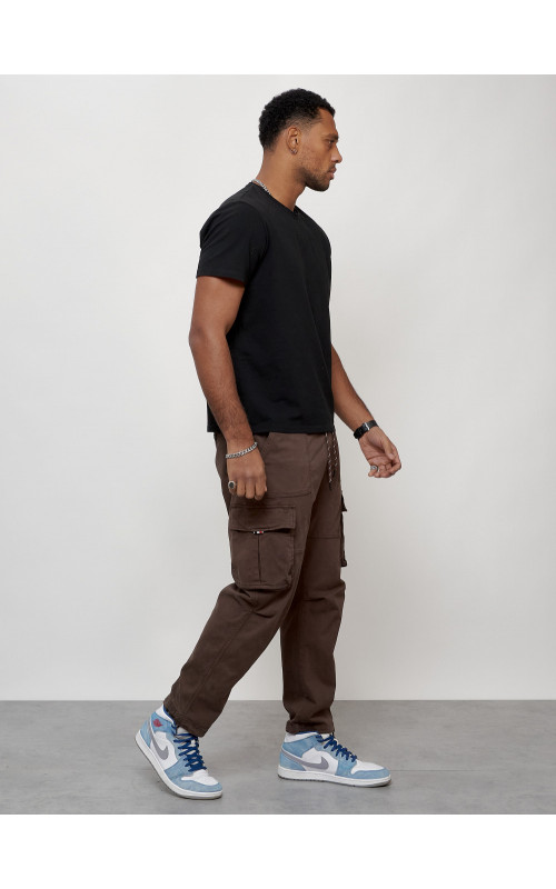 Мужские брюки зауженного кроя.