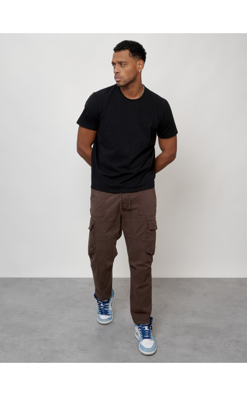 Мужские брюки зауженного кроя.