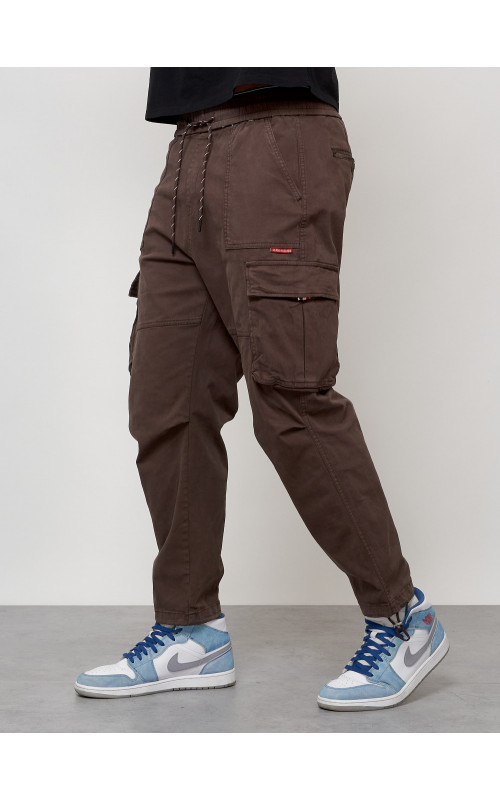 Мужские брюки зауженного кроя.