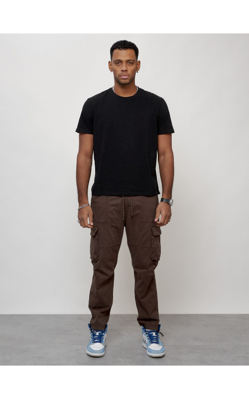 Мужские брюки зауженного кроя.