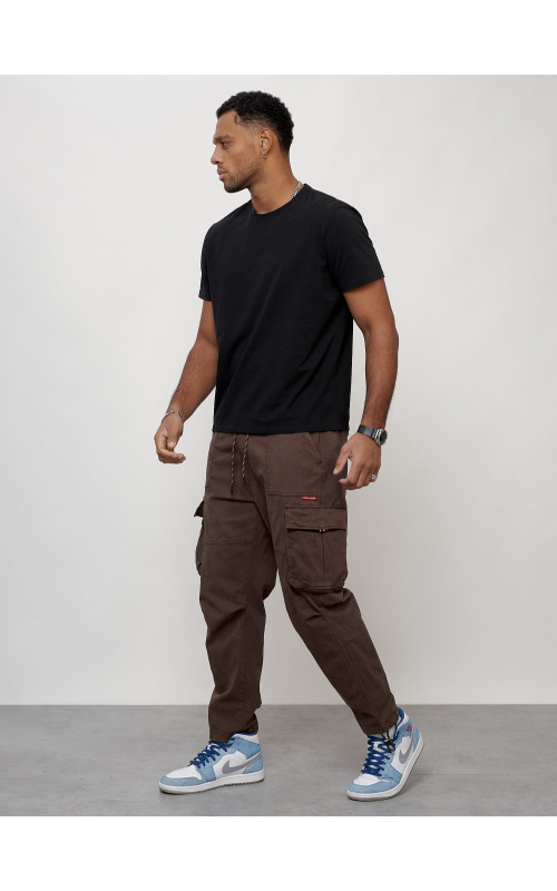 Мужские брюки зауженного кроя.