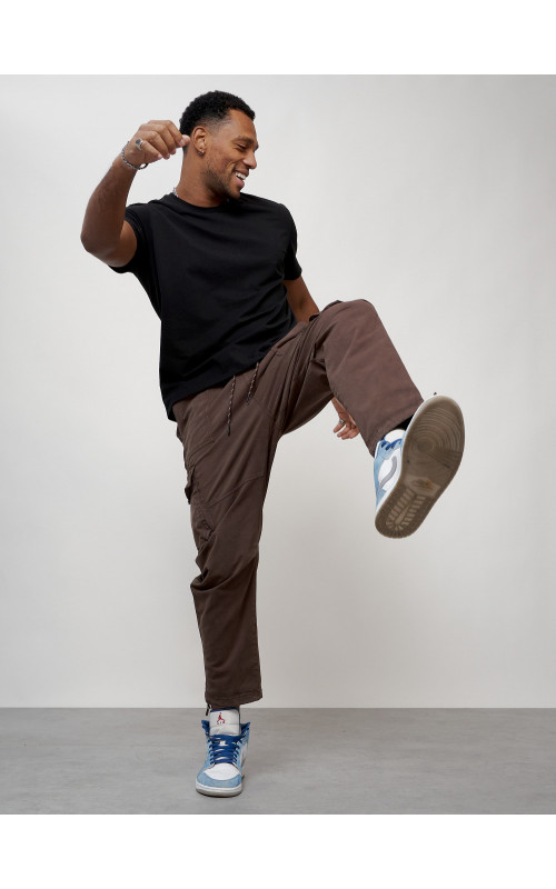 Мужские брюки зауженного кроя.