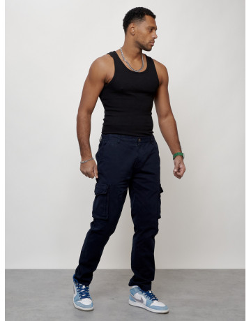 Мужские брюки зауженного кроя.