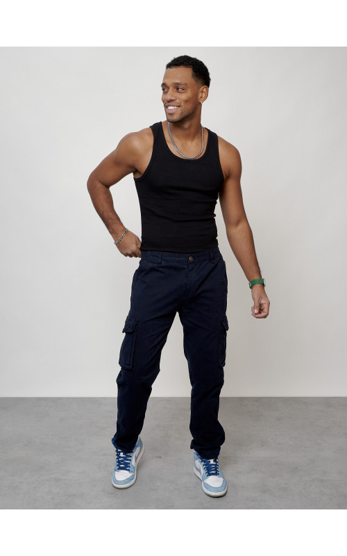 Мужские брюки зауженного кроя.