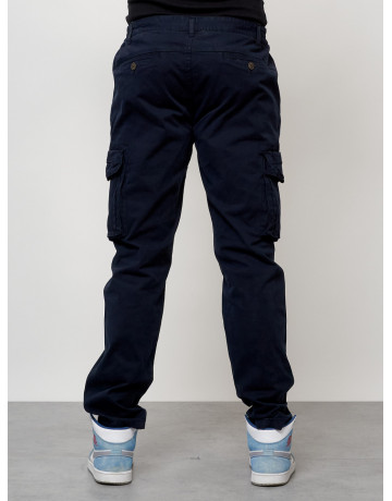 Мужские брюки зауженного кроя.