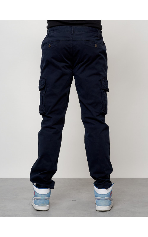 Мужские брюки зауженного кроя.