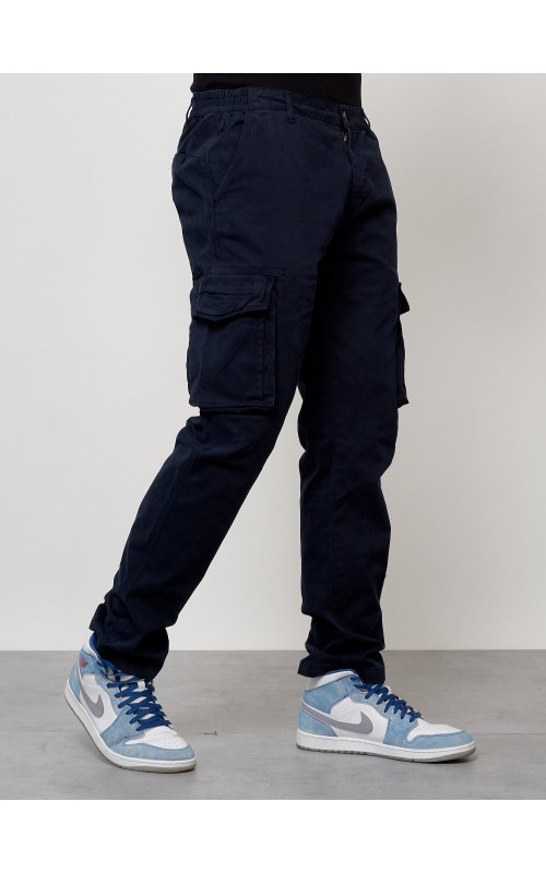 Мужские брюки зауженного кроя.