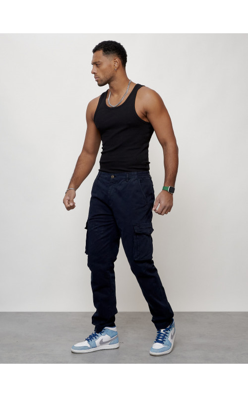 Мужские брюки зауженного кроя.