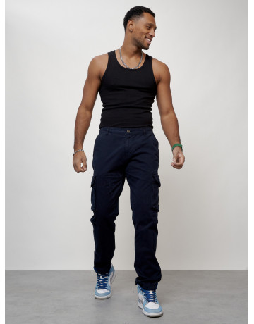 Мужские брюки зауженного кроя.