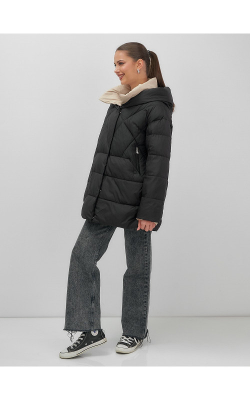 Утеплённый женский пуховик большого размера с капюшоном.