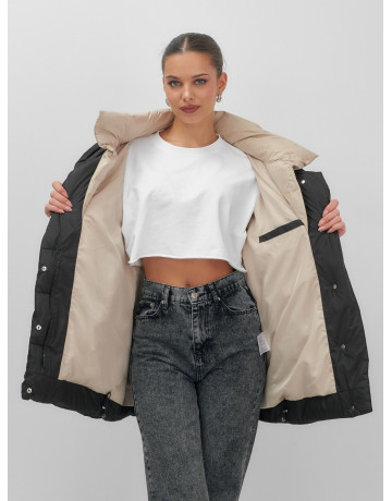 Утеплённый женский пуховик большого размера с капюшоном.