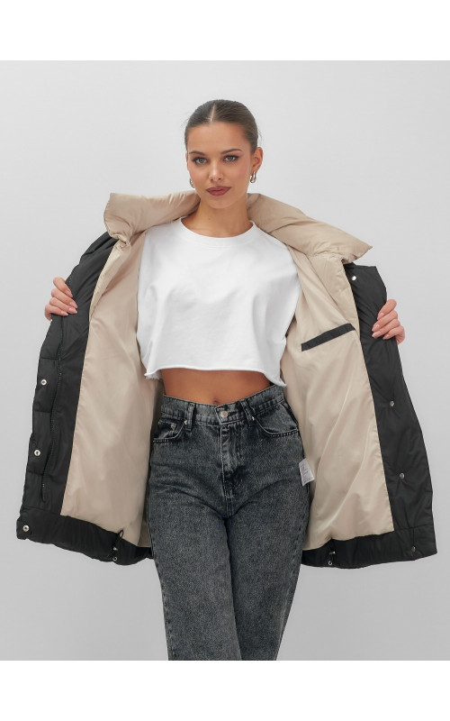 Утеплённый женский пуховик большого размера с капюшоном.