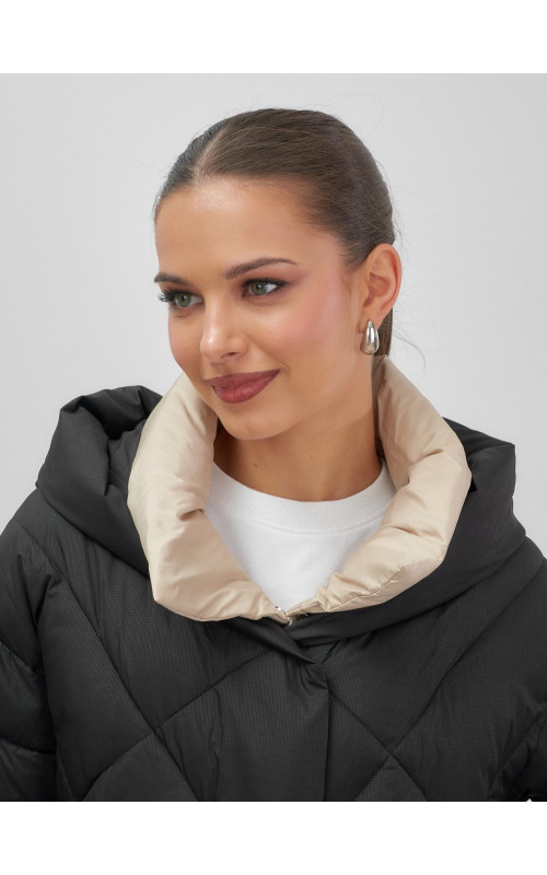 Утеплённый женский пуховик большого размера с капюшоном.