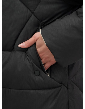 Утеплённый женский пуховик большого размера с капюшоном.