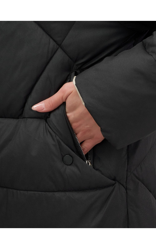 Утеплённый женский пуховик большого размера с капюшоном.