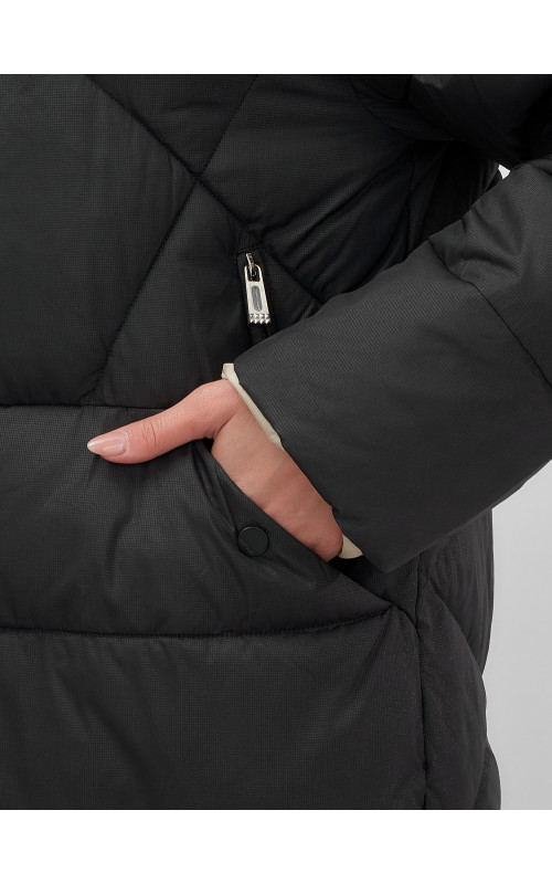 Утеплённый женский пуховик большого размера с капюшоном.