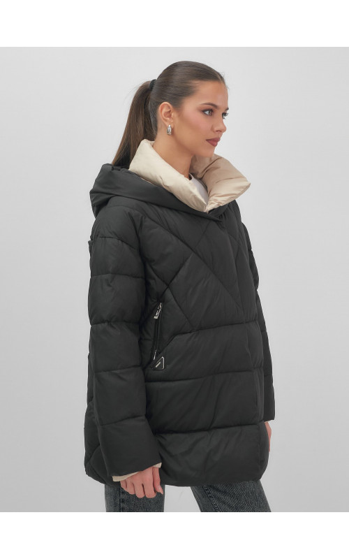 Утеплённый женский пуховик большого размера с капюшоном.