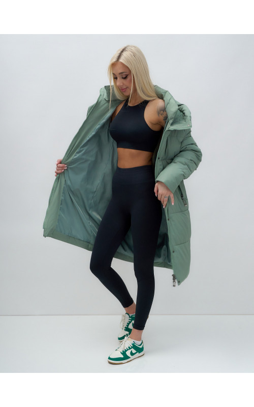 Тёплый женский пуховик с капюшоном до колена.