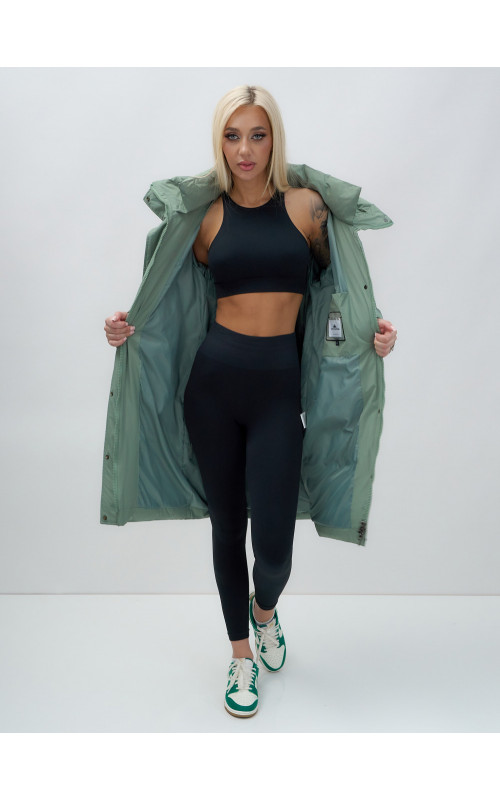 Тёплый женский пуховик с капюшоном до колена.