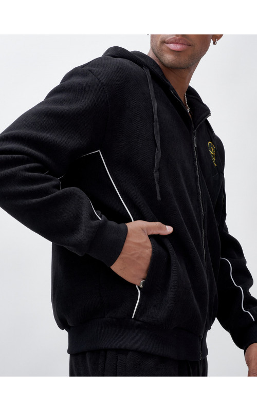 Утеплённый демисезонный костюм для мужчин свободного кроя.