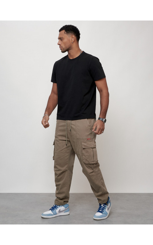 Мужские брюки зауженного кроя.