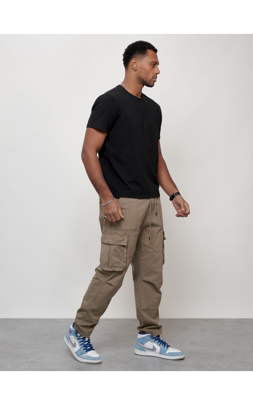 Мужские брюки зауженного кроя.