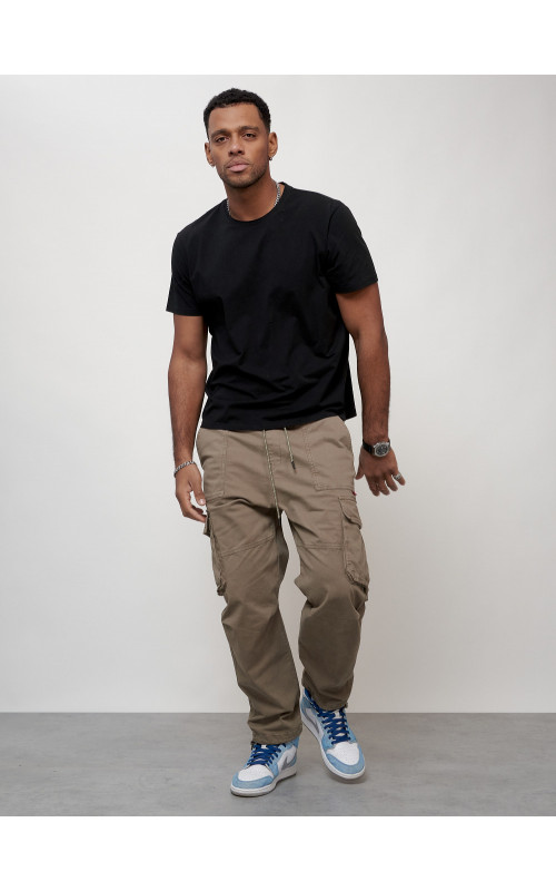 Мужские брюки зауженного кроя.