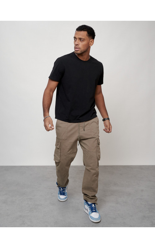 Мужские брюки зауженного кроя.