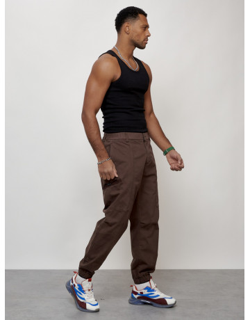 Мужские брюки зауженного кроя.