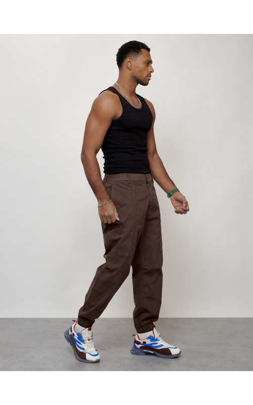 Мужские брюки зауженного кроя.