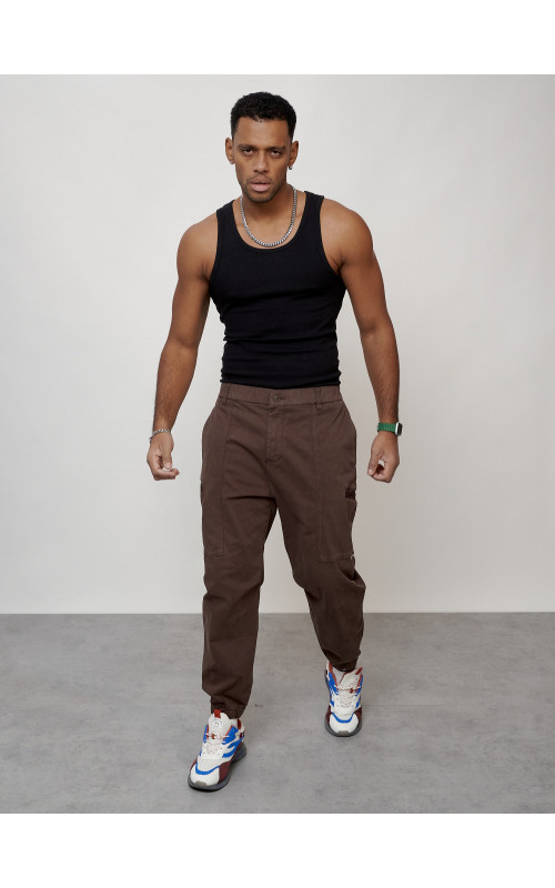 Мужские брюки зауженного кроя.