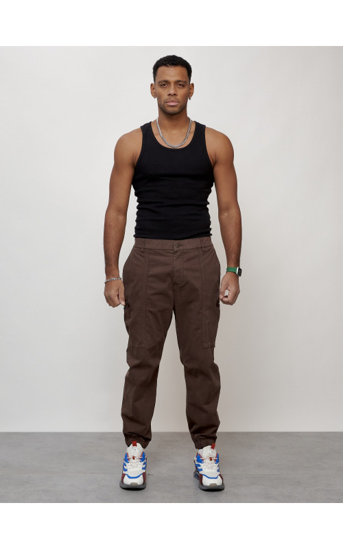 Мужские брюки зауженного кроя.