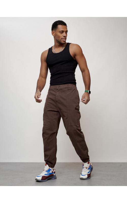 Мужские брюки зауженного кроя.