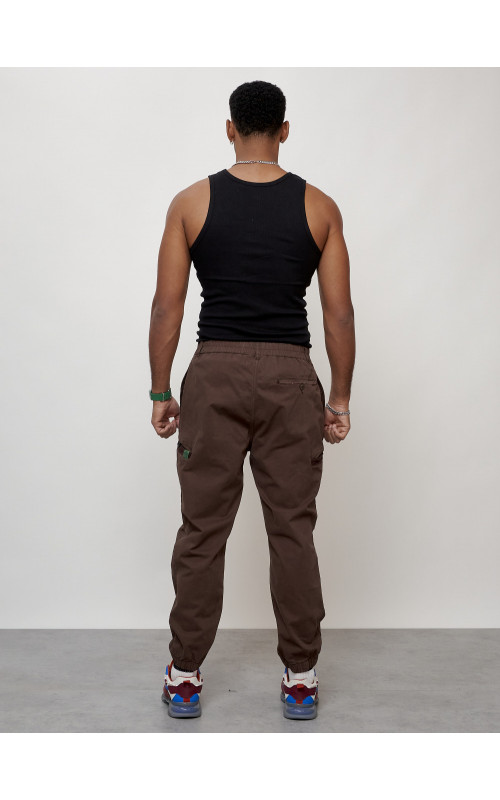 Мужские брюки зауженного кроя.