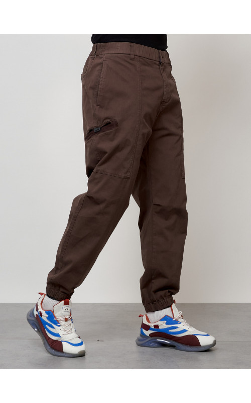 Мужские брюки зауженного кроя.