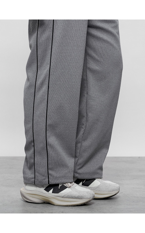 Мужской спортивный костюм для активного образа жизни.