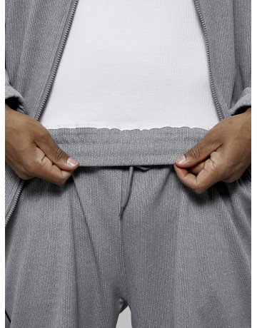 Мужской спортивный костюм для активного образа жизни.