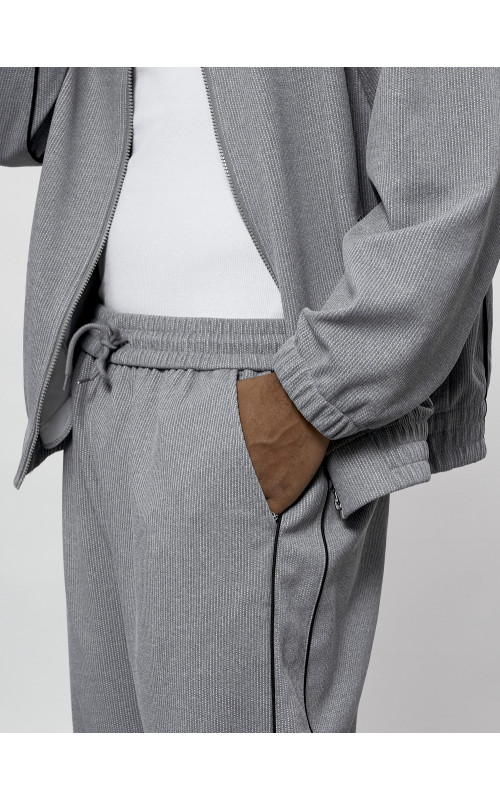 Мужской спортивный костюм для активного образа жизни.