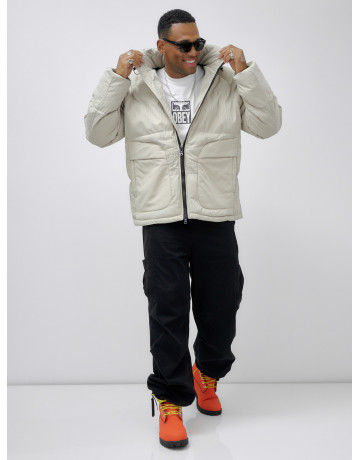 Мужская зимняя куртка свободного кроя для активного отдыха.