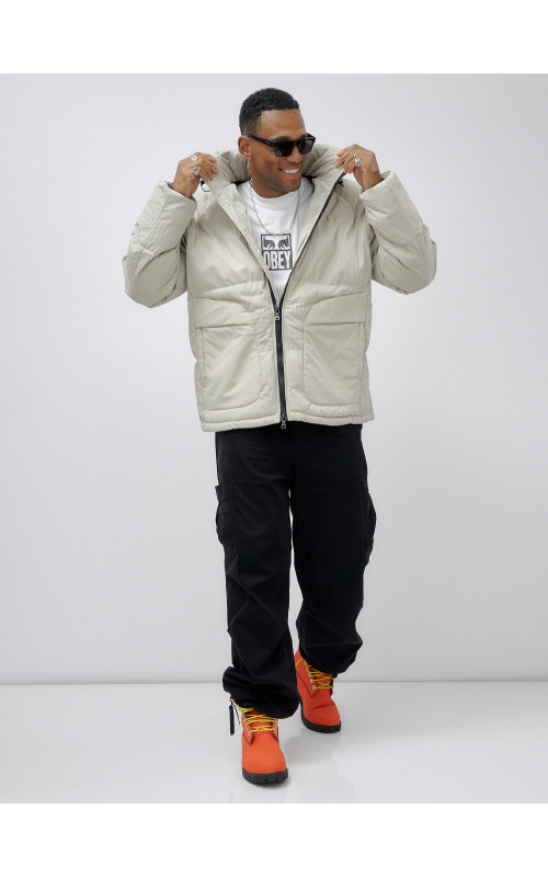 Мужская зимняя куртка свободного кроя для активного отдыха.